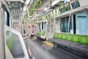 電車広告で企業を初めて知る人は8割超 15〜19歳が最多という結果に