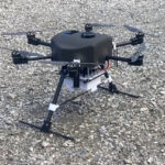 飛行中ドローンがAIで安全確認 人や車を検知して停止する新技術とは