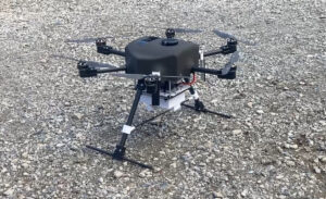 飛行中ドローンがAIで安全確認 人や車を検知して停止する新技術とは