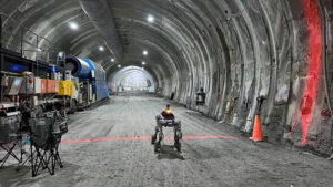 四足歩行ロボットで危険エリアを無人探査 山岳トンネル工事で進むIoT活用