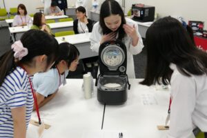 ご飯のおいしさを科学する、女子中高生17人がIoT炊飯器で体験したパナソニックの研究開発の仕事