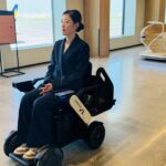 羽田空港で広がるWHILL自動運転、他社製ロボットとも「譲り合う」協調走行へ