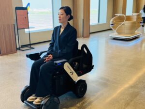 羽田空港で広がるWHILL自動運転、他社製ロボットとも「譲り合う」協調走行へ